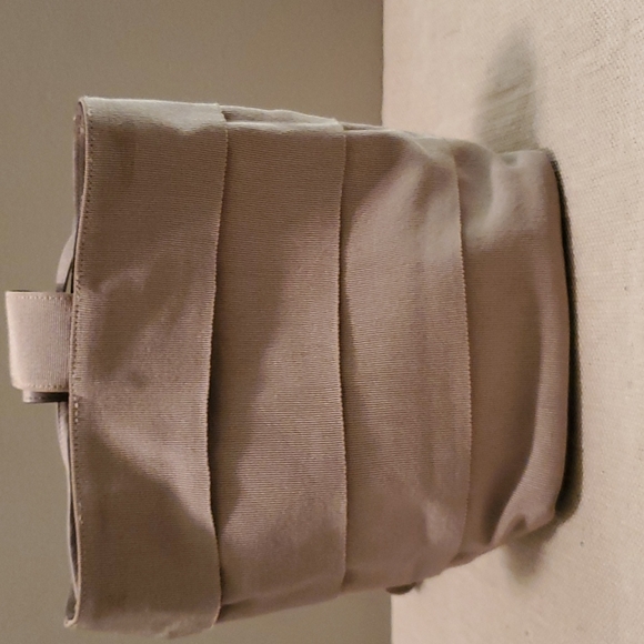 Ferragamo tiered drawstring bucket bag - Picture 3 of 6